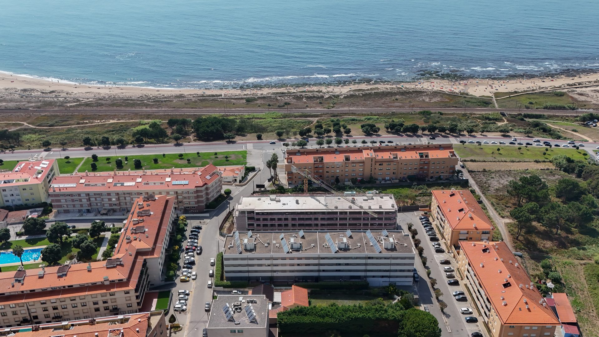 Vista aérea da zona residencial de São Félix da Marinha e da costa